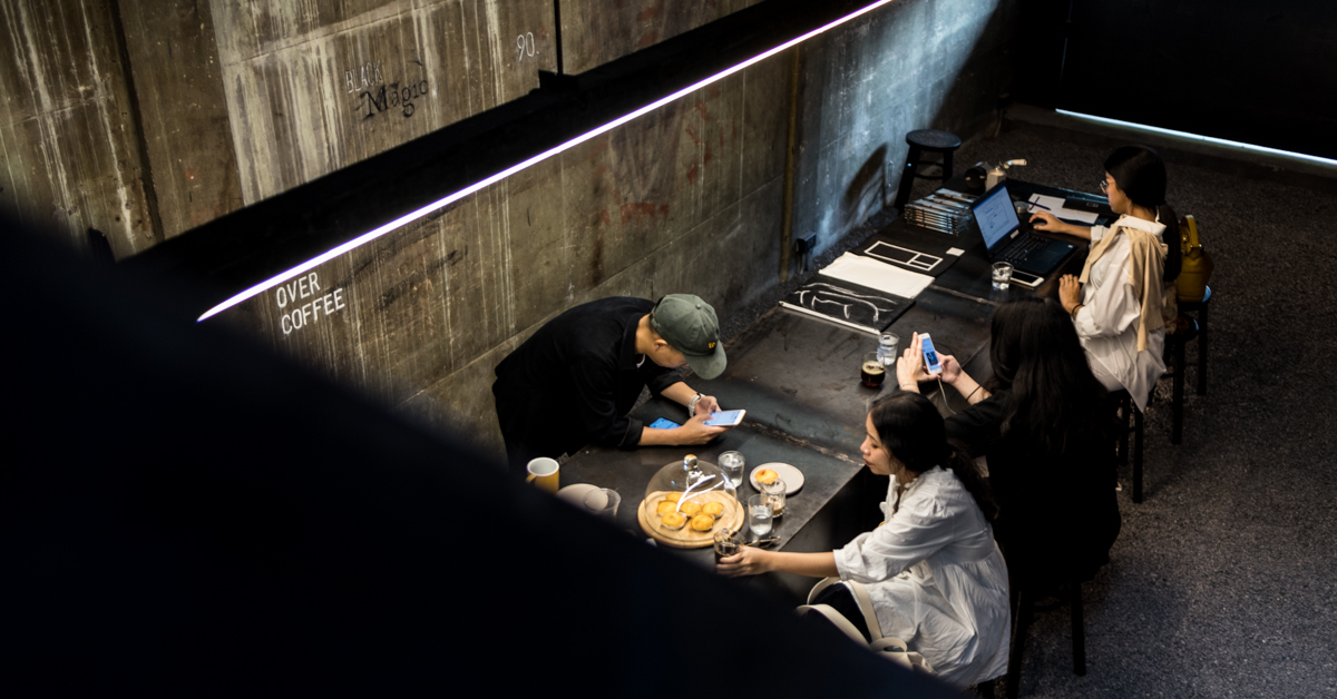 Labyrinth Cafe สโลว์บาร์ที่โอบรับตำหนิและจิตวิญญาณเดิมของสามย่านเอาไว้