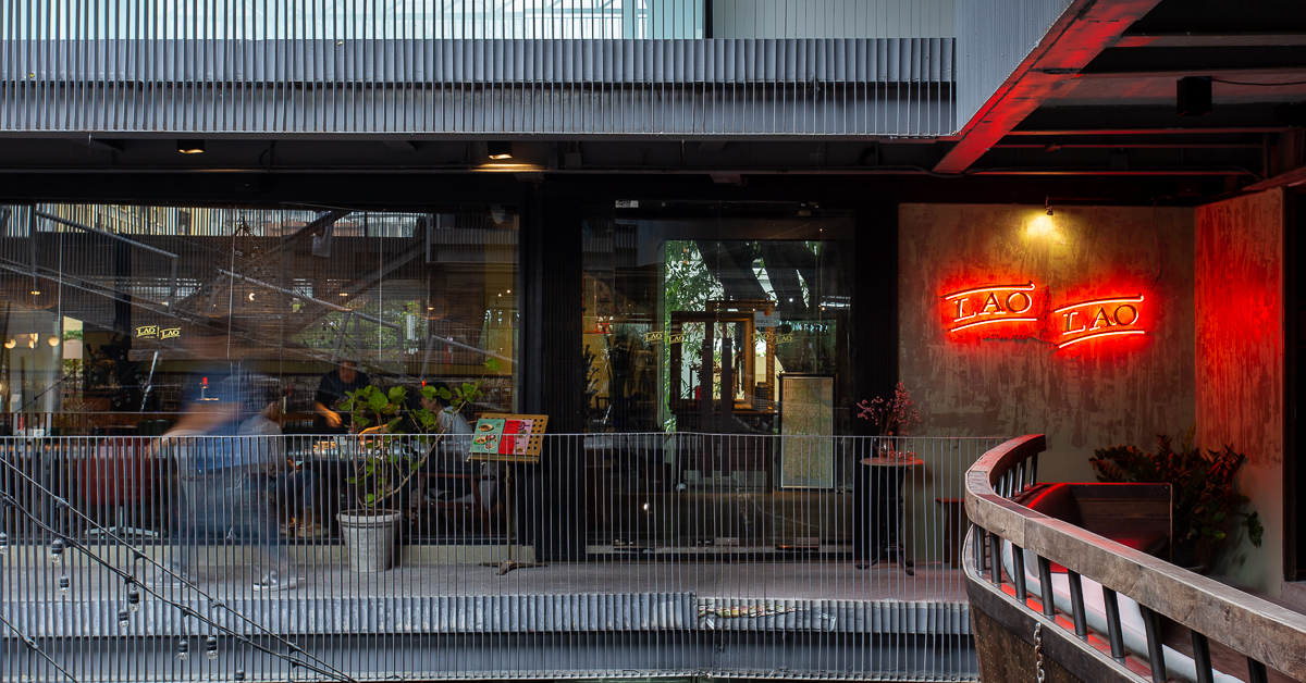 ‘ลาวต้มลาว’ จับความลาวที่แท้มาใส่ความดัดจริต แล้วพามาไว้ใจกลางทองหล่อ