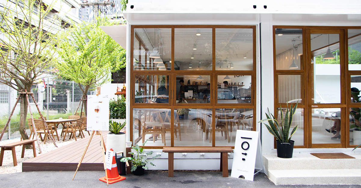 Lots.Sathon ร้านกาแฟในตู้คอนเทนเนอร์สีขาวกลางที่จอดรถย่านสาทร
