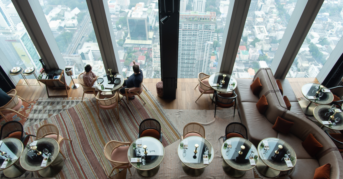 ดื่มด่ำกับวิวตอนกลางวันและคอร์สมื้อเที่ยงที่สูงที่สุดในประเทศไทยที่ Mahanakhon Bangkok SkyBar