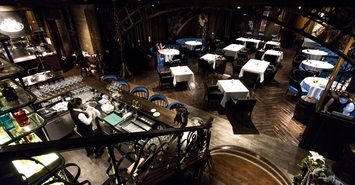 Medici ห้องอาหารอิตาเลียนที่แปลงโฉมใหม่เป็นห้องเก็บไวน์ใต้ดิน พร้อมการแสดงโอเปร่ายามค่ำคืน