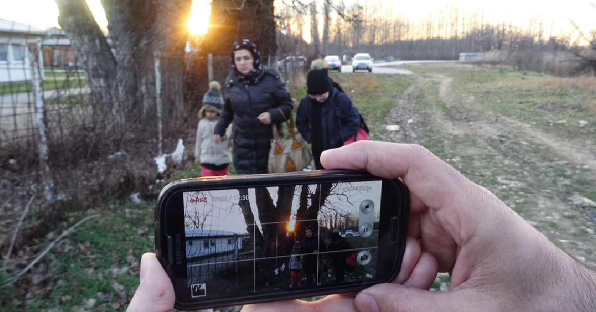 ความหวังที่ริบหรี่ ครอบครัว กับมือถือสามเครื่อง: สารคดีจากหัวใจผู้ลี้ภัย Midnight Traveler