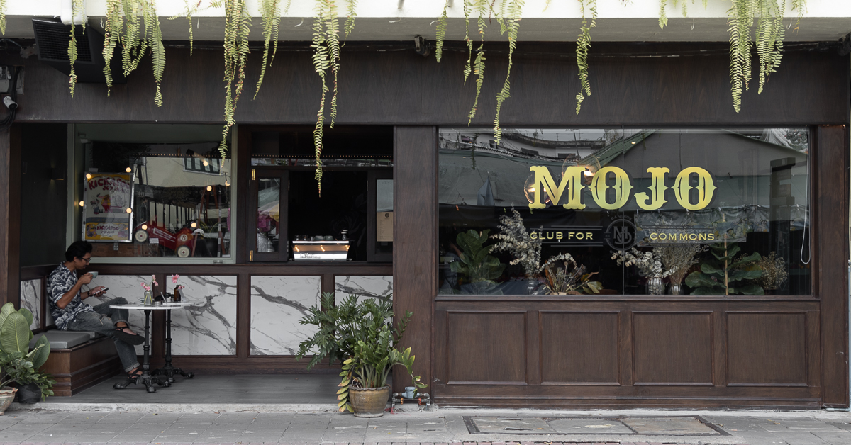 เปลี่ยนร้านโชห่วยอายุกว่าครึ่งศตวรรษให้เป็นคาเฟ่ใหม่ในย่านเก่าชื่อ Mojo Old Town
