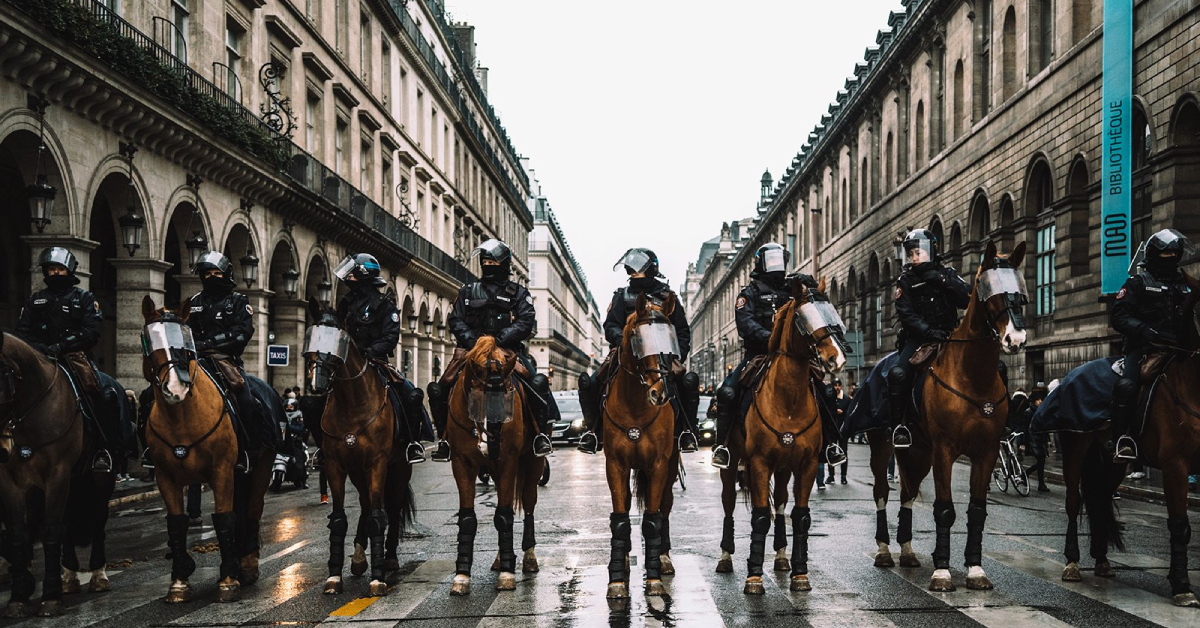 ชวนสำรวจฝรั่งเศสในมุมที่เราไม่ค่อยพูดถึง ไปกับสารคดี The Monopoly of Violence ที่ตำรวจทำร้ายประชาชน แต่ไม่ยอมรับว่าทำ