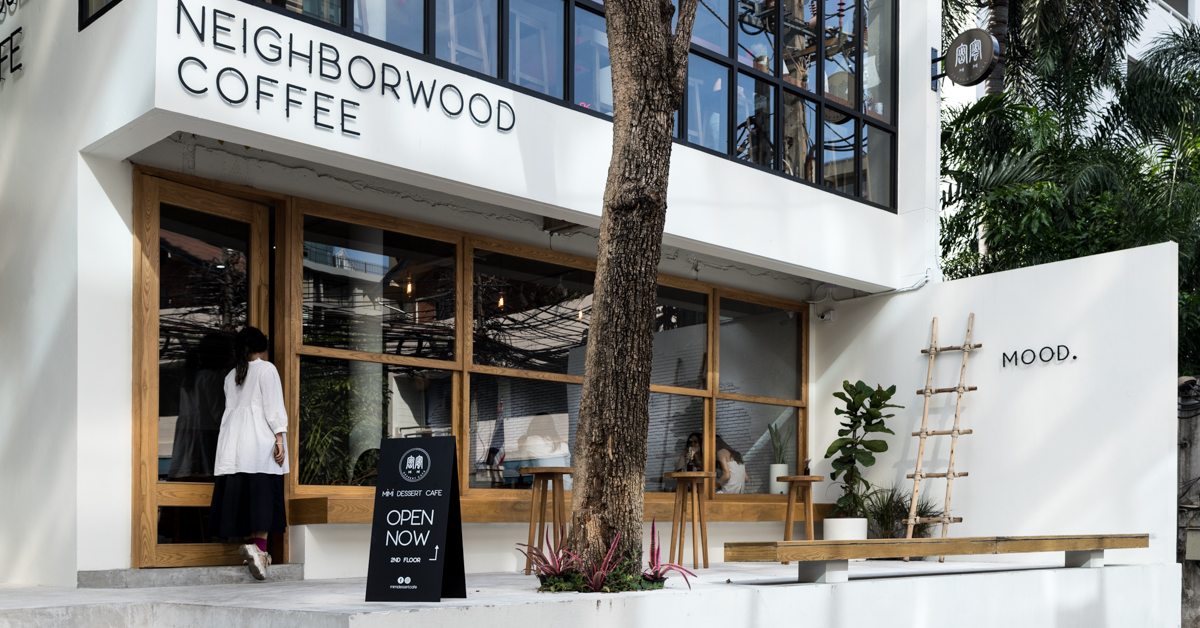Neighborwood Bkk สถาปัตยกรรมกรุ่นกลิ่นกาแฟ เส้นตัดของงานไม้และผนังสีขาวย่านสวนลุมฯ