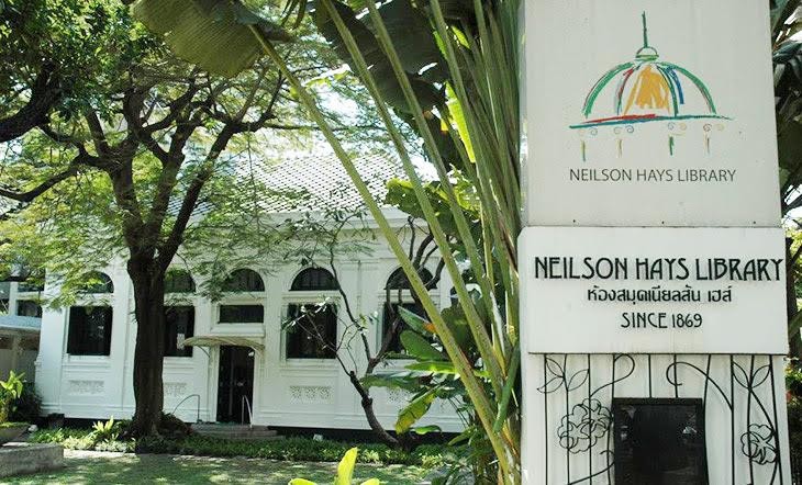 เลือกซื้อหนังสือในงาน Book Sale ที่ห้องสมุด Neilson Hays