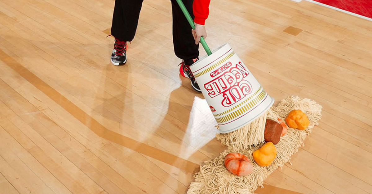 จำเป็นมั้ยไม่รู้ รู้แต่น่ากิน: Nissin ปล่อยกิมมิกน่ารักน่าเอ็นดูกลางสนามบาส ในรูป ‘ไม้ถูพื้นบะหมี่ถ้วย’