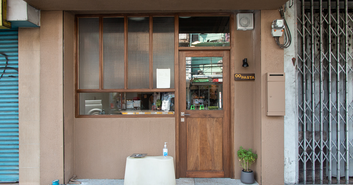 ผลักประตูเข้าไปชิมพาสต้าเส้นสดที่ 00 Pasta ห้องทดลองและพื้นที่ ‘ทำตามใจ’ ของ ‘เชฟหน้ากากแดง’