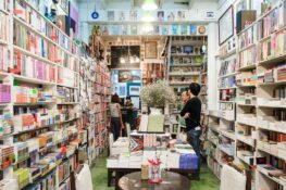 หนังสือ/ดนตรีแจ๊ส/ไวน์แดง ปาร์ตี้ปีใหม่ในเย็นวันศุกร์สุดพิเศษที่ร้านหนังสือเดินทาง