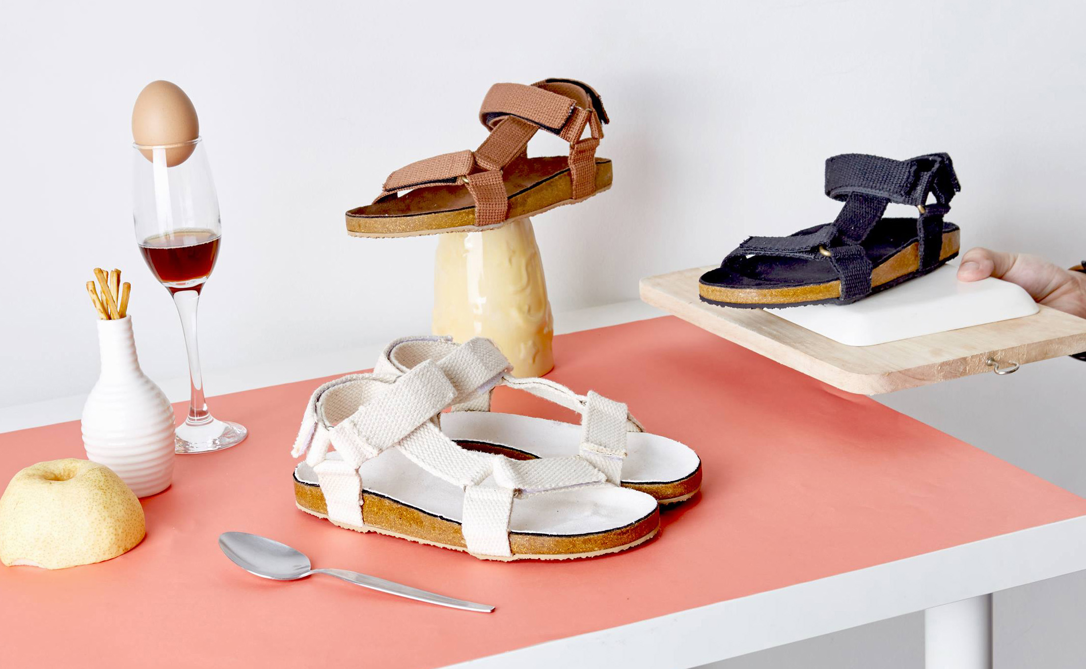 รองเท้า Bold Strap 4 สไตล์จากทุกแบรนด์ประจำซีซั่นนี้