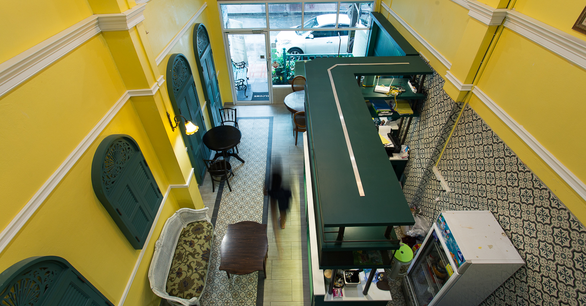 Phan-Phob Cafe คาเฟ่ขนมไทยใต้โฮสเทลที่จริงจังกับเมนูลาวาเป็นพิเศษ
