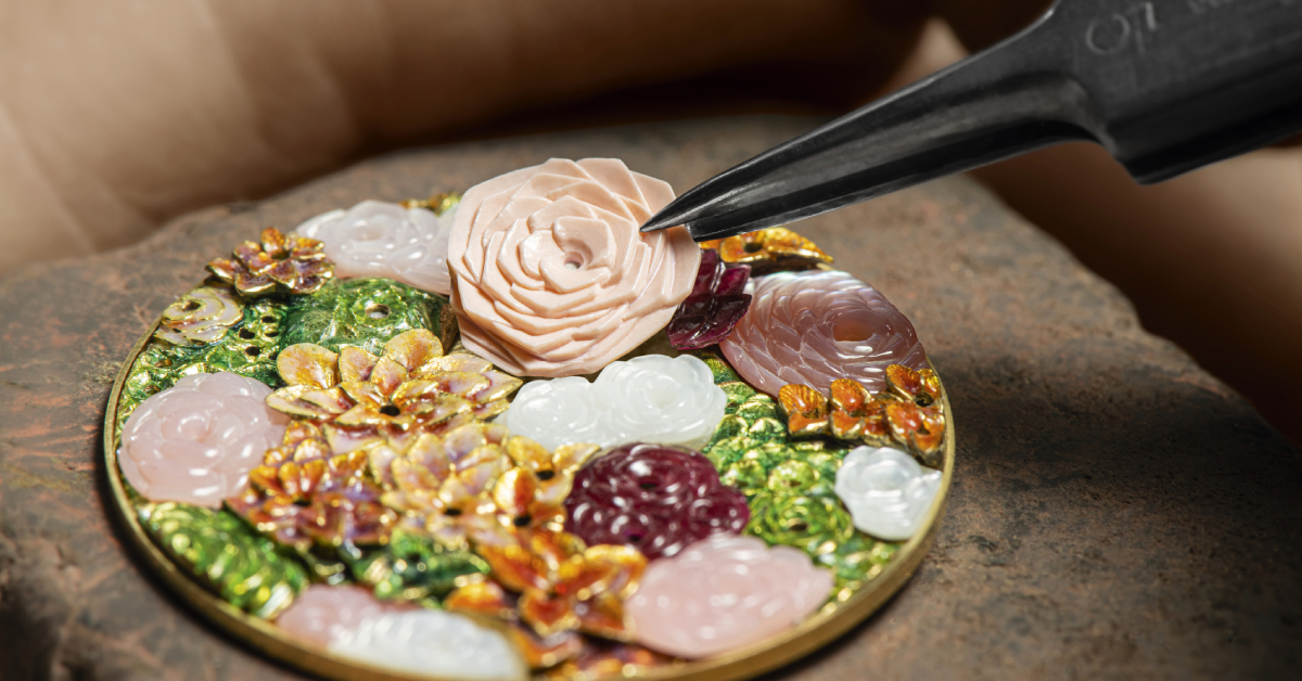 เรียงเลเยอร์กุหลาบอย่างเลอค่าไปกับไอเทมใหม่จาก Piaget Rose ที่นำอัญมณีหายากมาจัดสวนย่อม ๆ บนข้อมือ