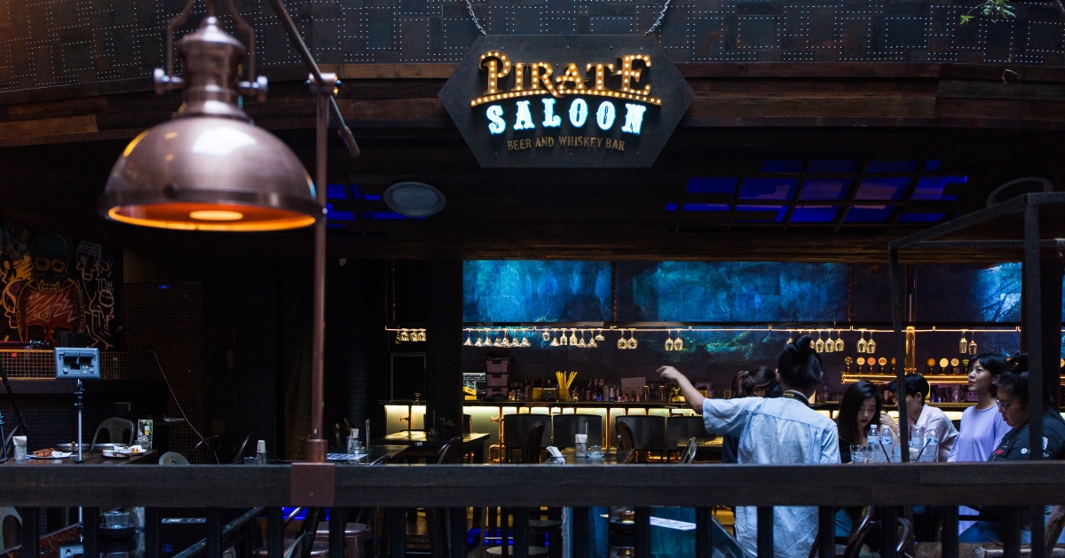 ชวนไปชนแก้วและชิมอาหารสไตล์ Cross-Culture แบบโจรสลัดที่ Pirate Saloon