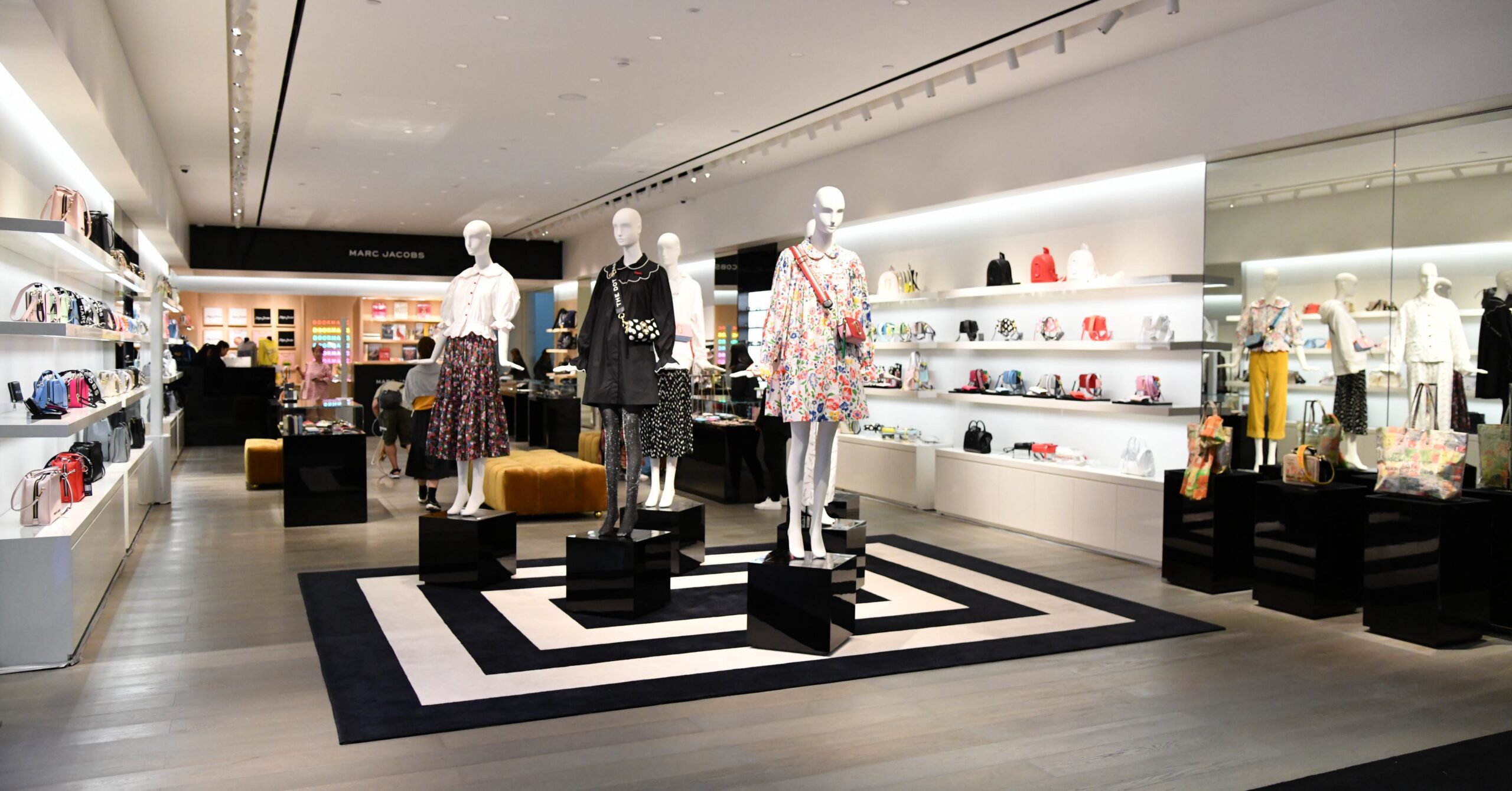 แฟชั่นนิสตาเตรียมพบกับ Marc Jacobs Flagship Store ที่มี Bookmarc ในตัวแห่งแรกของโลก