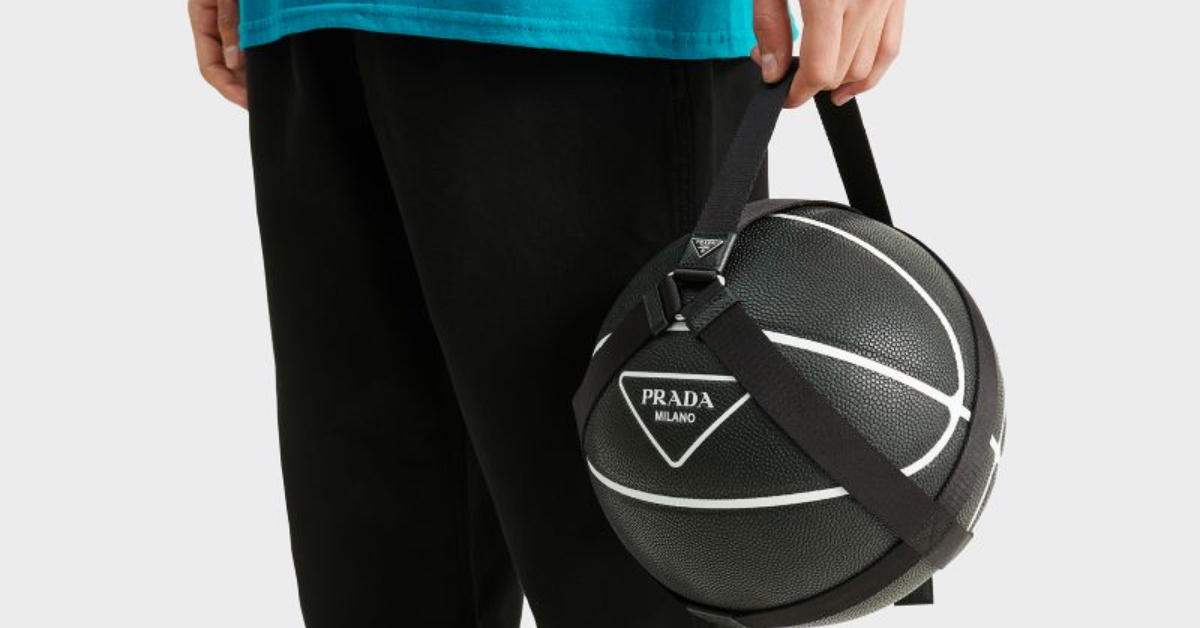 Prada ดรอปลูกบาสเกตบอลพร้อมสายหิ้ว ไอเทมสปอร์ตสุดชิคราคา 580 ยูโร