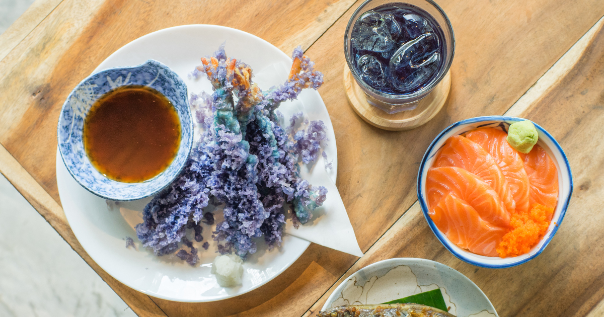 ร้านเข่ง นั่งกิน-ดื่มสบายๆ ในห้วงแห่งสีม่วงอัญชัน