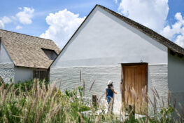 สำรวจ Roukh Kiri (รุกข์ คีรี) Barn House สีขาวที่ทำให้เราเป็นหนึ่งเดียวกับเขาใหญ่