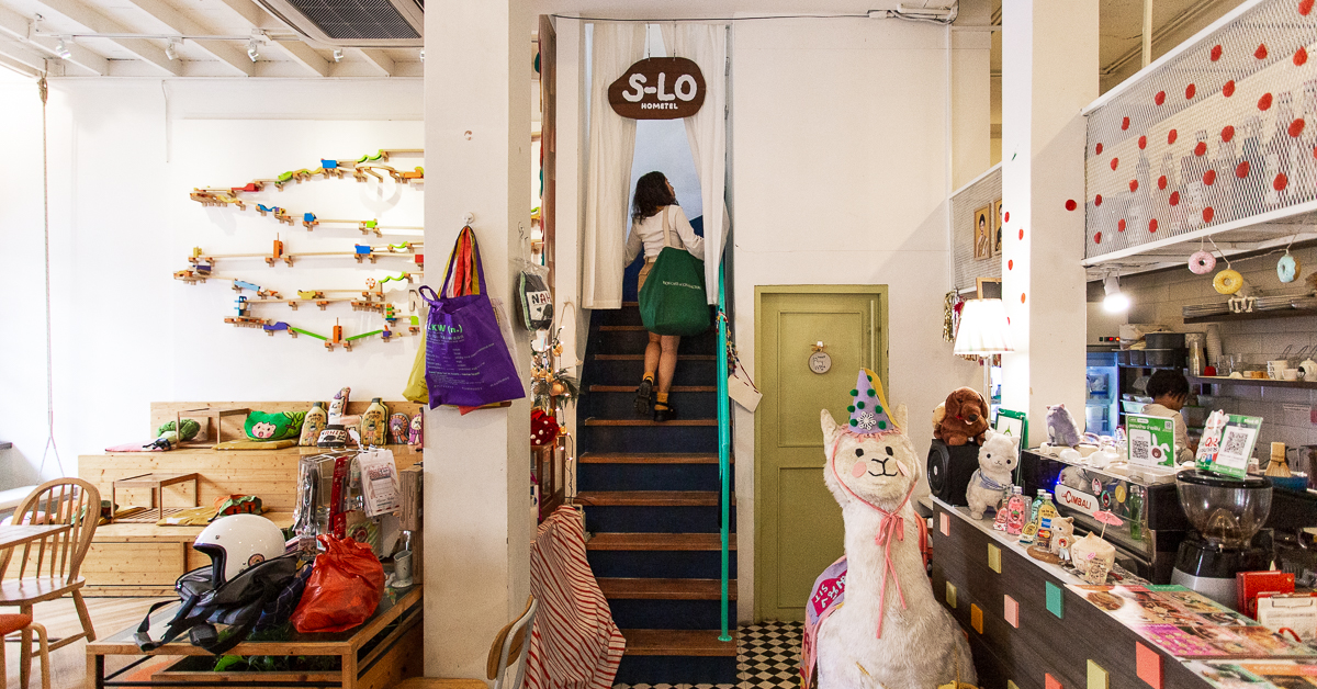 ใช้ชีวิตช้า ๆ หนึ่งวันกลางเยาวราชที่ S-Lo Hometel ห้องพักลับ ๆ ที่เราอยากขลุกตัวอยู่ในนั้นทั้งวัน