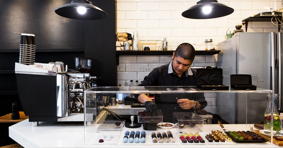 รู้จักช็อกโกแลตให้มากขึ้นกับคาเฟ่ที่จริงจังเรื่องช็อกโกแลต Sarath N. Chocolatier