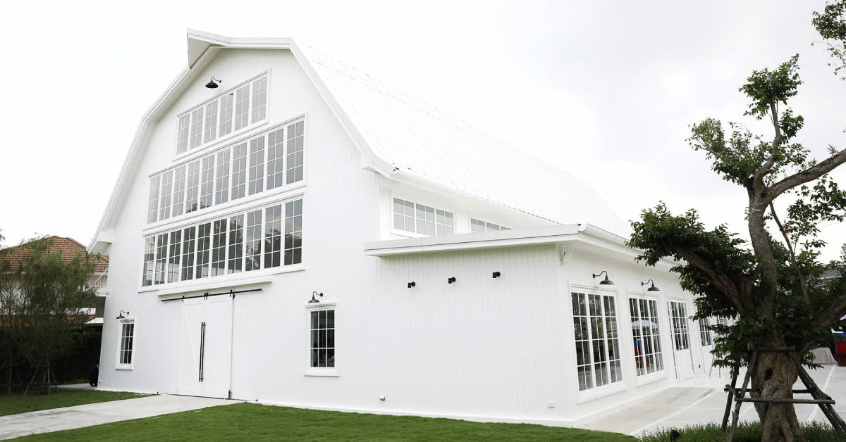 Come visit the warm event space Silooet (Silhouette) with the white Barn House concept for every memorable story.