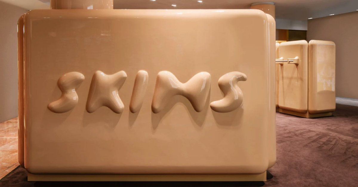 คิม คาร์แดเชียน เปิดร้านป็อปอัปสโตร์ SKIMS แห่งแรกในปารีส กับดีไซน์ล้ำ ๆ ที่เน้น ‘ความนู้ด’ ของแบรนด์