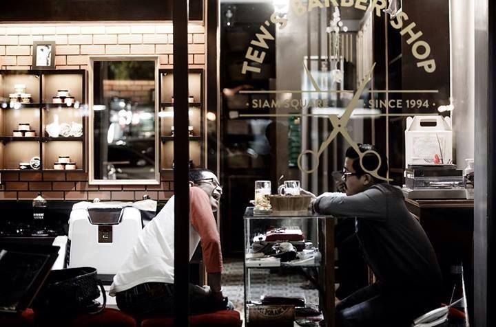 ย้อนเวลาไปสัมผัสประสบการณ์บาร์เบอร์รุ่นพ่อที่ Tew’s Barber