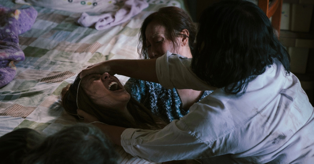 กี่สิบสายมูก็ช่วยสูไม่ได้: รื้อสร้างทุกความเชื่อไปกับ ‘ร่างทรง’ หนังที่โยนปัญหาให้เราแก้ และตั้งคำถามกับวิธีแก้นั้นไปด้วย