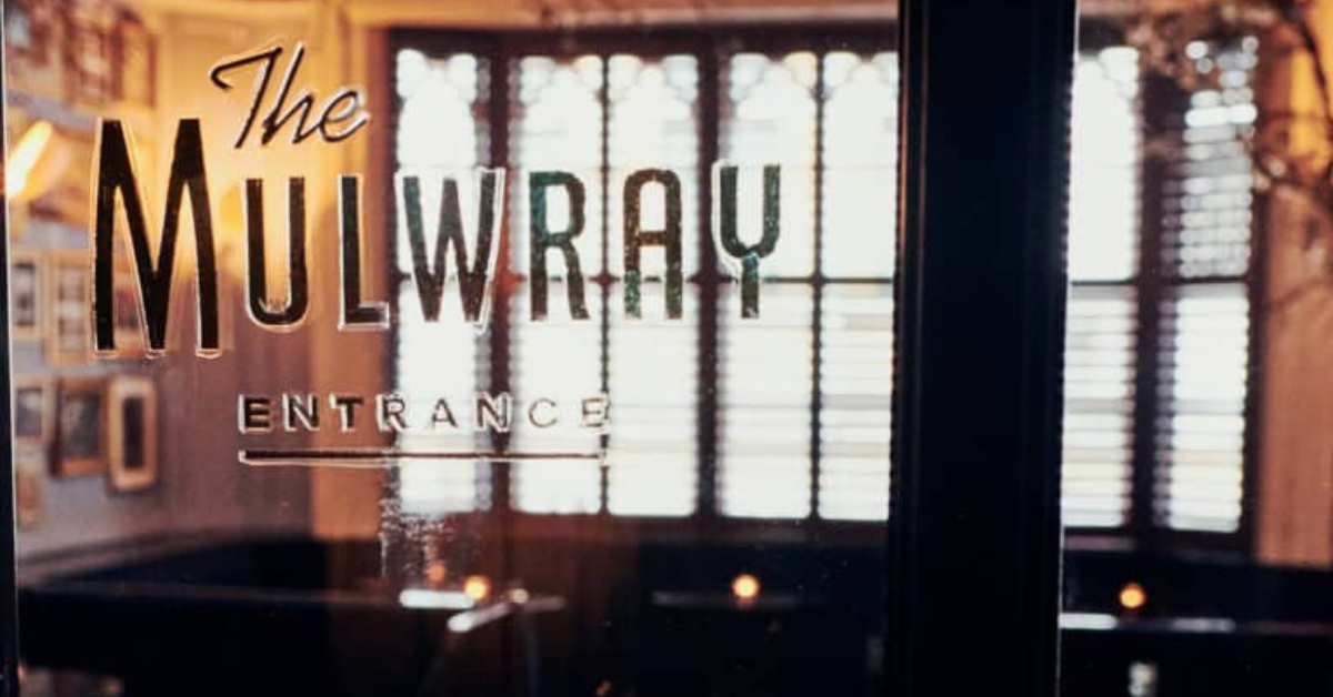 จิบไวน์ในไชน่าทาวน์ ลอนดอน แบบนางเอกหนัง Chinatown ณ The Mulwray ไวน์บาร์ที่ซ่อนตัวอยู่ในผับเก่าแก่อายุ 283 ปี