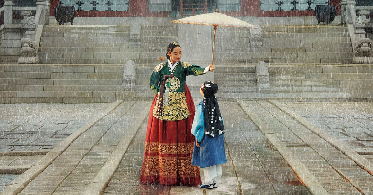เพราะเจ้าชายต้องเป็นเจ้าชายที่ดี: tvN เผยโปสเตอร์แรก The Queen’s Umbrella ซีรีส์ย้อนยุคที่จะพาเราไปสำรวจความรักของแม่ รากฐานระบบการศึกษา และวิธีกำราบเจ้าชายไม่เอาไหน