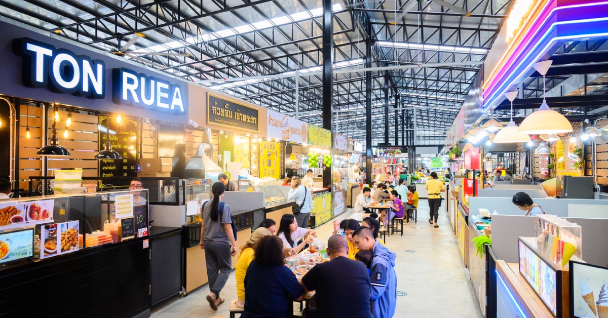 ปักหมุดจุดรวมสตรีตฟู้ดนนทบุรี ‘ตลาดต้นสัก’ รวมร้านอร่อย 200 ร้าน อิ่มครบ จบในที่เดียว