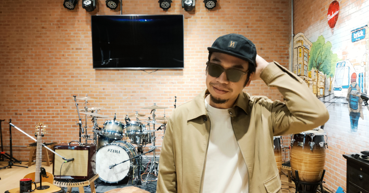 ให้ดนตรีเป็นผู้ให้: คุยกับ ‘โอ แว่นใหญ่’ ศิลปินที่ ‘อยู่คนเดียว’ เพื่อคนอื่น