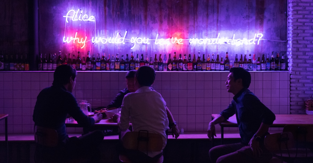 ชวนไปนั่งชมวิวแยกสะพานควายแบบชิดติดขอบที่ Cat on the Roof