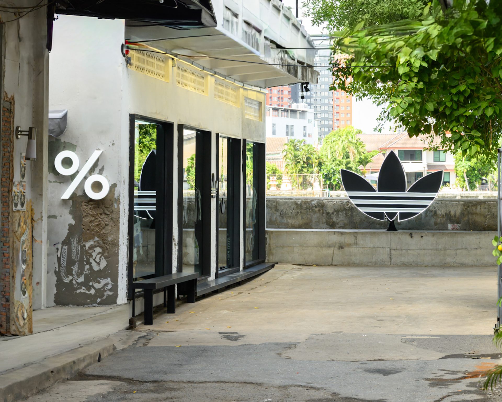Adidas เปิดแฟล็กชิปสโตร์ใหม่บนนถนนทรงวาด พร้อม % Arabica และคอลเลกชันพิเศษเฉพาะสาขา